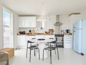Fridge, microwave, oven, toaster - Idyllic spot in Emsworth sailing village. (Emsworth)