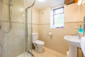 Shower, hair dryer, towels - 4* self catering, farm stay cottage. Sleeps 4 (Boscastle)