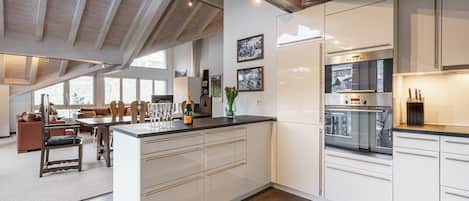 Frigorífico, microondas, horno y placa de cocina