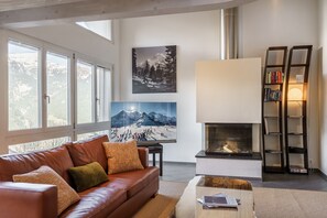 Televisión y chimenea
