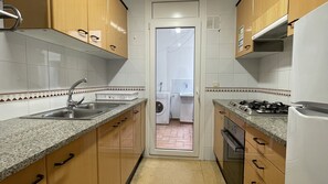 Kühlschrank, Mikrowelle, Ofen, Wasserkocher mit Kaffee-/Teezubehör