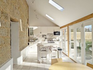 Kühlschrank, Mikrowelle, Ofen, Geschirrspüler