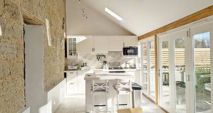 Beautiful country cottage for four