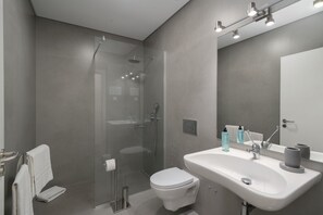 Douche, sèche-cheveux, bidet, serviettes fournies