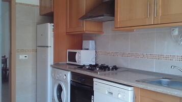 Een koelkast, een magnetron, een oven, een kookplaat