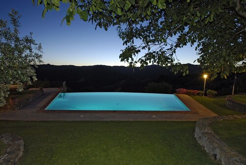 Under the Chianti Sun. View, Pool & Jacuzzi for your Family
