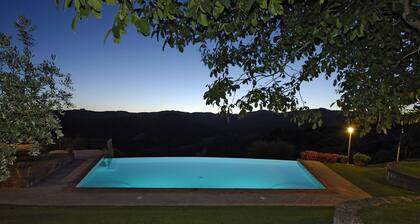 Under the Chianti Sun. View, Pool & Jacuzzi for your Family