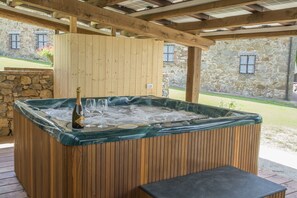 Bañera de hidromasaje al aire libre