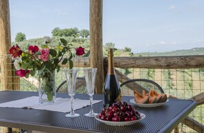 Outdoor dining - Under the Chianti Sun at Marioli (Bucine)