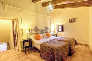 8 bedrooms, iron/ironing board, free WiFi, bed sheets
