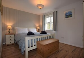 3 habitaciones, tabla de planchar con plancha y cuna de viaje 