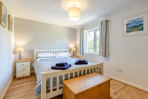 3 chambres, fer et planche à repasser, lit de bébé portatif