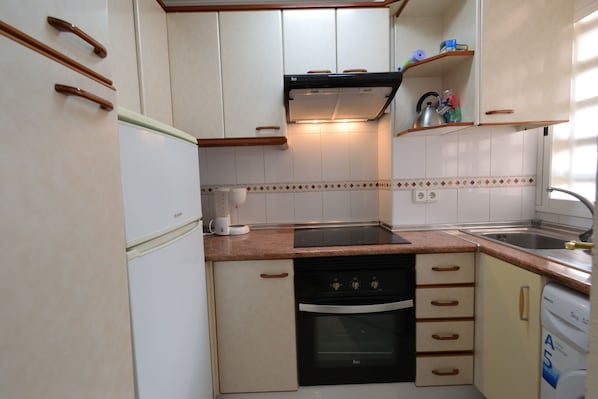 Refrigerador, microondas, horno, placa de cocina