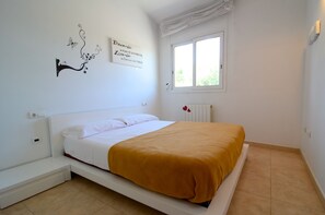 2 chambres, fer et planche Ă repasser, literie fournie