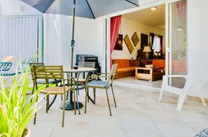Outdoor dining - Deluxe Budget Balcony Room With Swimming Pool Air Conditioning and Parking (Playa del Carmen)
