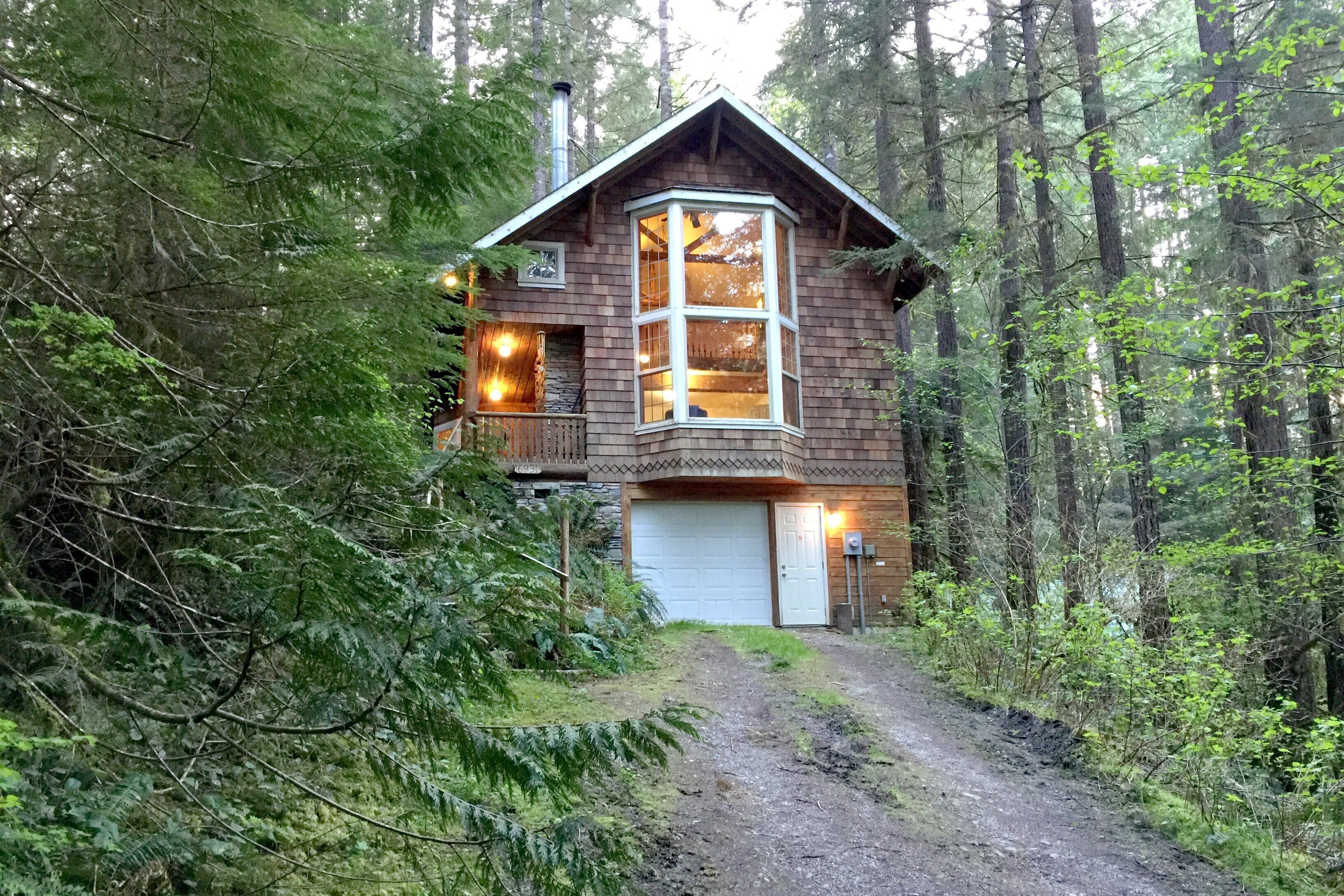 Snowline Cabin #25 A country-style pet friendly cabin with a hot tub and wifi!