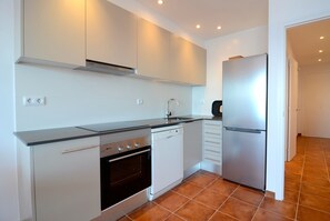 Een koelkast, een oven, een vaatwasser, een koffiezetapparaat/waterkoker