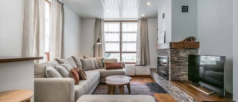 Televisie en een open haard