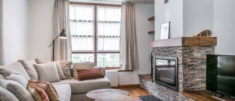 TV, fireplace