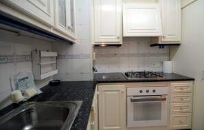 Een koelkast, een magnetron, een oven, een vaatwasser