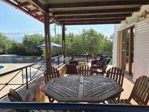 Outdoor dining - Villa near Almyrida ☀️ Private Pool Gated For Child Safety ☀️ FREE WiFi (Old Road, Gavalochori - Almyrida)