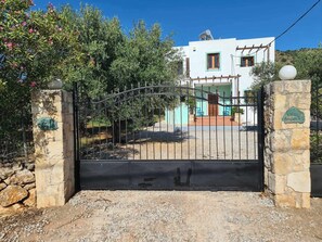 Exterior - Villa near Almyrida ☀️ Private Pool Gated For Child Safety ☀️ FREE WiFi (Old Road, Gavalochori - Almyrida)