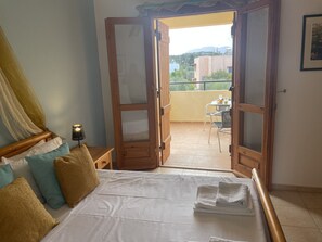 4 makuuhuonetta, tallelokero huoneessa, silitysrauta/-lauta