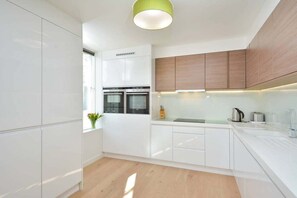 Een koelkast, een magnetron, een oven, een vaatwasser