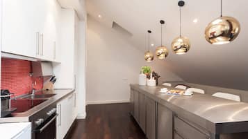 Réfrigérateur, four, plaque de cuisson, lave-vaisselle