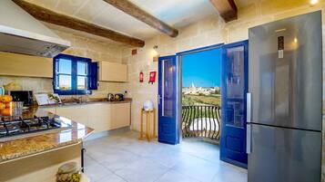 Frigorífico, microondas, horno y lavavajillas