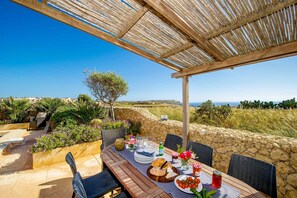 Outdoor dining - Dar Il-Bahar Holiday home (San Lawrenz)
