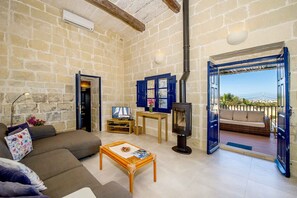 TV, fireplace - Dar Il-Bahar Holiday home (San Lawrenz)