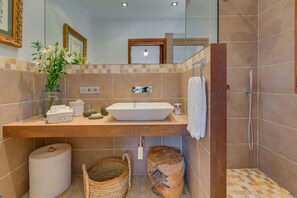 Dusche, Haartrockner, Handtücher