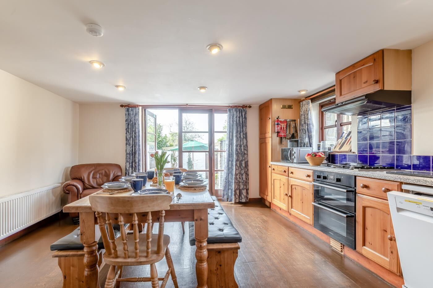 Micro-ondes, four, lave-vaisselle, grille-pain