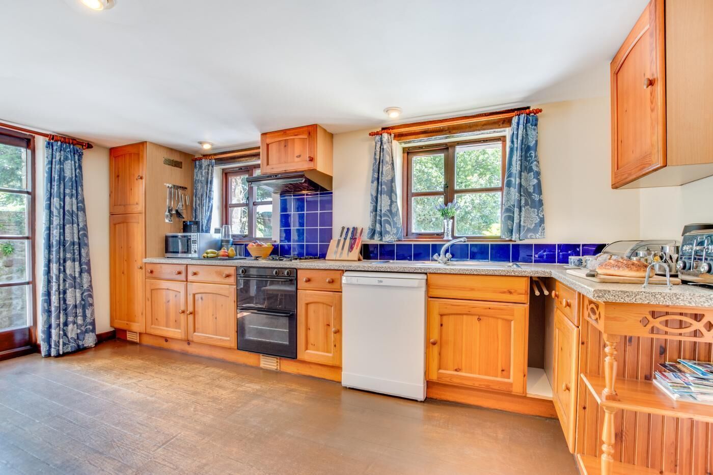 電子レンジ、オーブン、食器洗い機、トースター