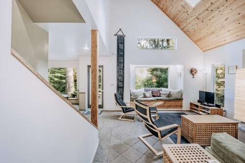 Mt Baker Rim Cabin 19 - Pet Friendly, WIFI, Hot Tub, Sleeps 10