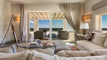 Una televisión, una chimenea, libros, un reproductor estéreo