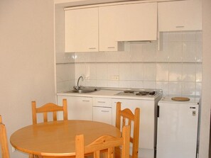 Køleskab, ovn, kaffe-/temaskine, brødrister