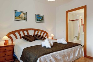 6 bedrooms, WiFi, bed sheets