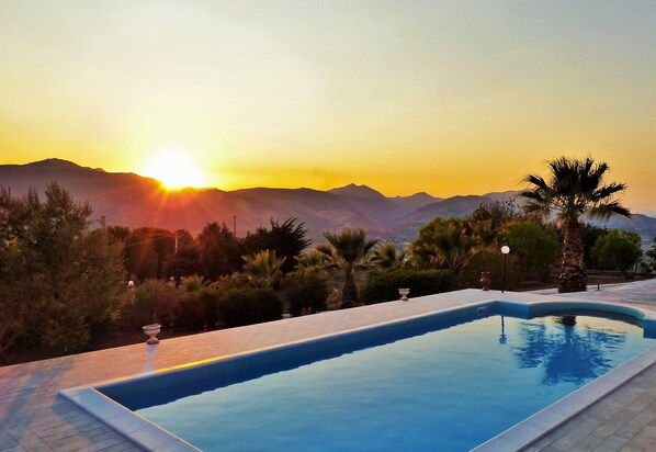 Pool - Situated in a quiet Sicilian village with stunning views of the Mediterranean. (Bolognetta, Sicily)