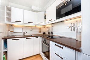 Jääkaappi, mikroaaltouuni, uuni, liesi