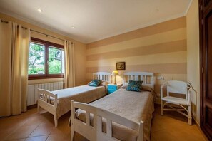 4 camere, una scrivania, ferro/asse da stiro, Wi-Fi gratuito