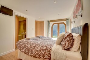 2 bedrooms, iron/ironing board, travel crib, free WiFi