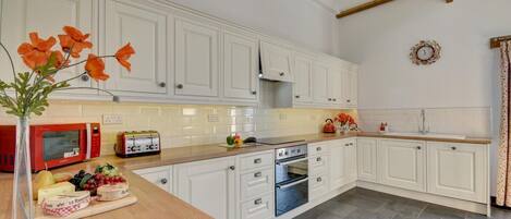 Micro-ondes, four, lave-vaisselle, chaise haute