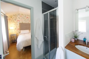 2 bedrooms, soundproofing, iron/ironing board, internet