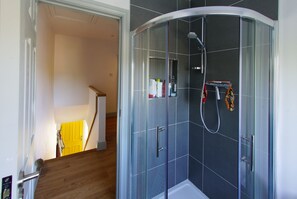 Kostenlose Toilettenartikel, Haartrockner, Handtücher