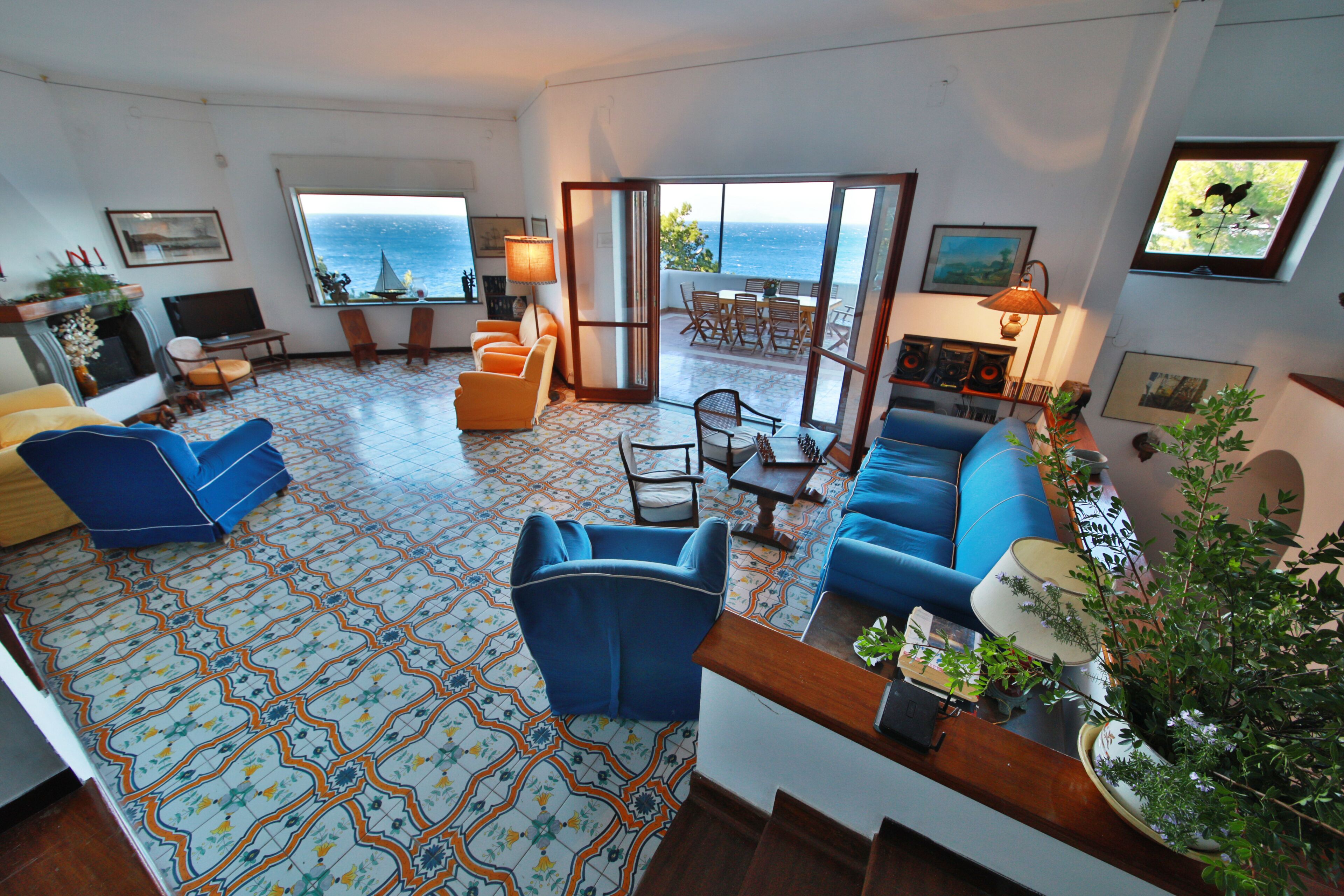 Een smart-tv, een open haard, een dvd-speler en een tafeltennistafel