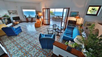 Een smart-tv, een open haard, een dvd-speler en een tafeltennistafel