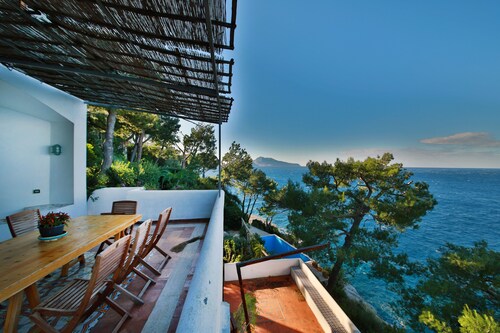 Villa with sea water swimming pool and direct access to the sea