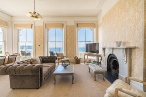 Télévision, cheminée